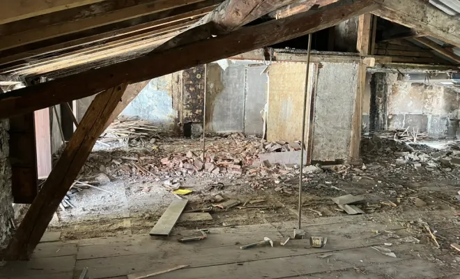 Curage des combles de l'immeuble à Montréal La Cluse (01)