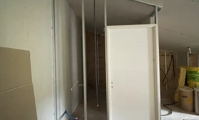 Pose d'une cloison pour la création d'une salle d'eau